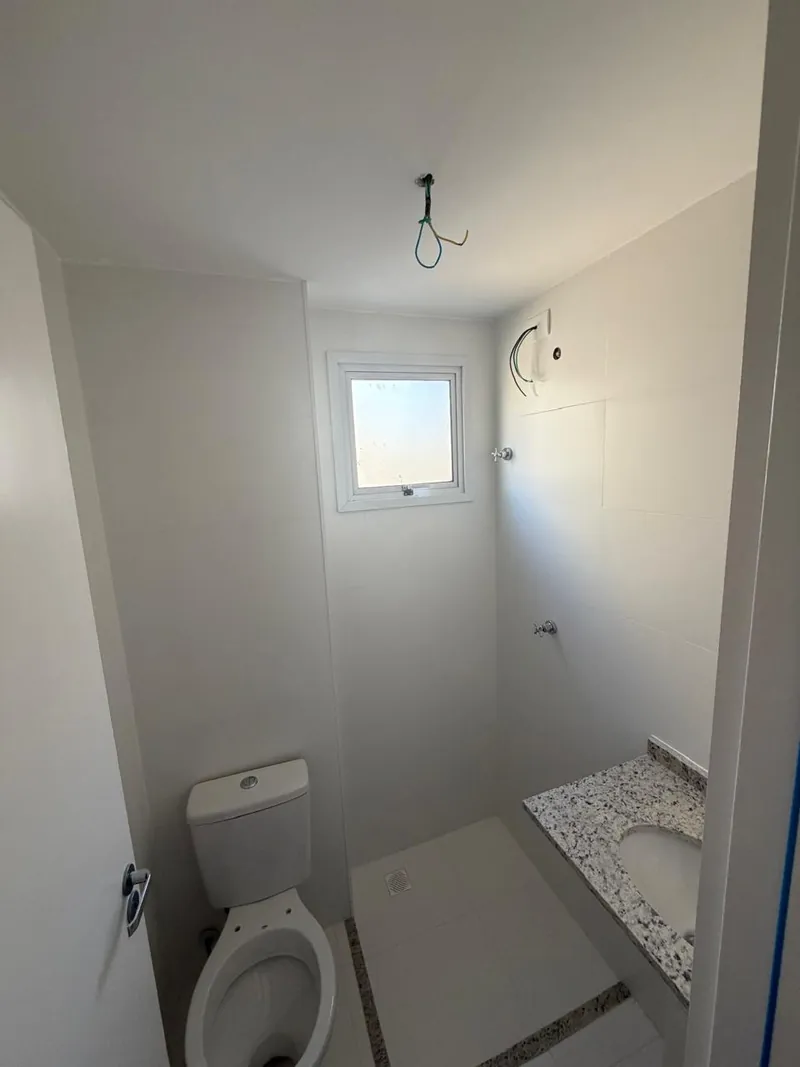 Banheiro com janela do apartamento de 28,24 m²
