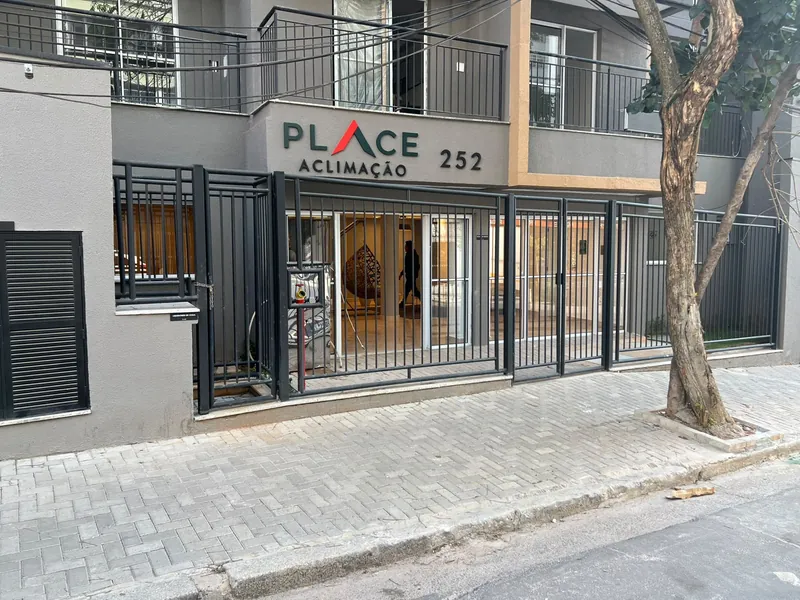 Entrada do Place Aclimação com identidade visual instalada