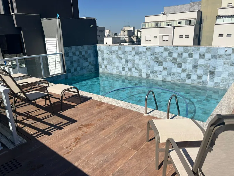 Piscina real no terraço do Place Aclimação