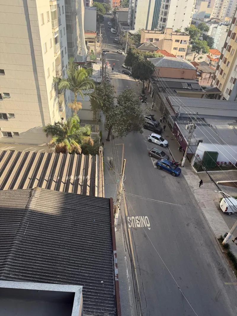 Vista da varanda com palmeiras e a vizinhança