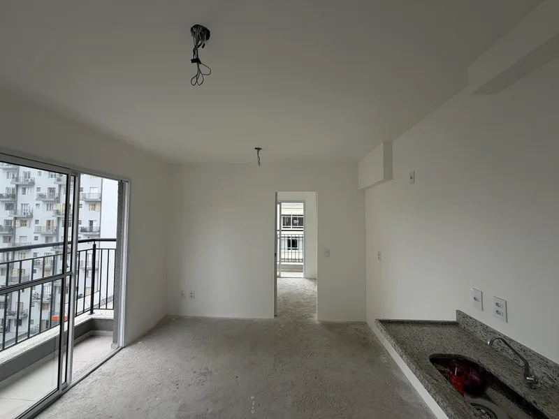 Apartamento 72: sala com varanda — foto real de 26/09/2026