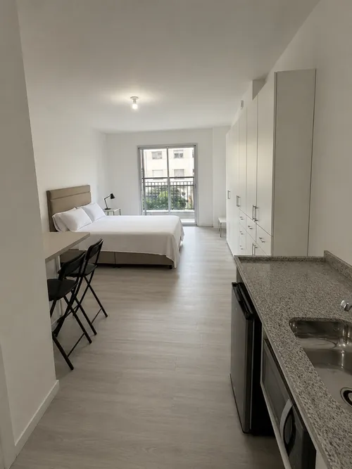 Studio 26 m² ambientado para locação: cama, armário multiuso e bancada